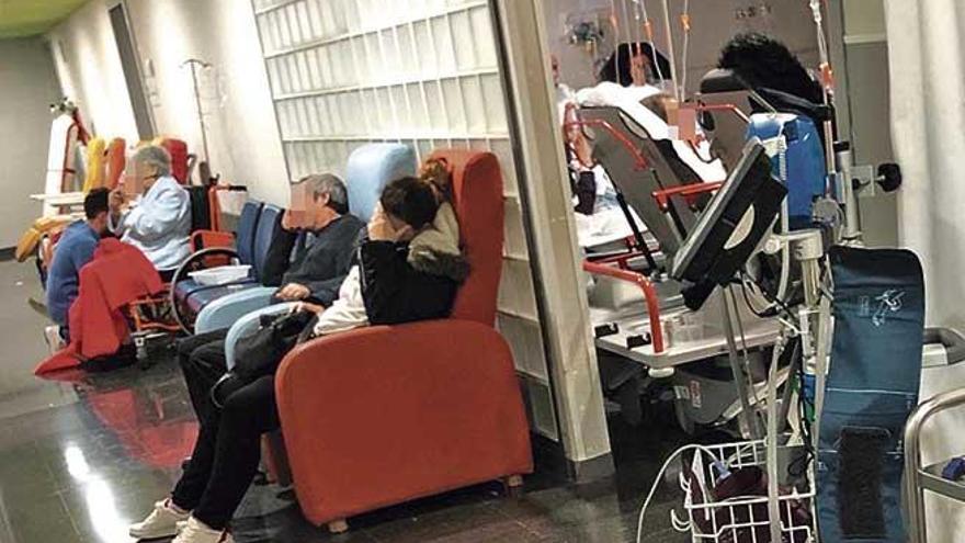 Imagen tomada ayer en urgencias de Son Espases: pacientes &quot;acomodados&quot; en sillones junto a la zona de camillas.