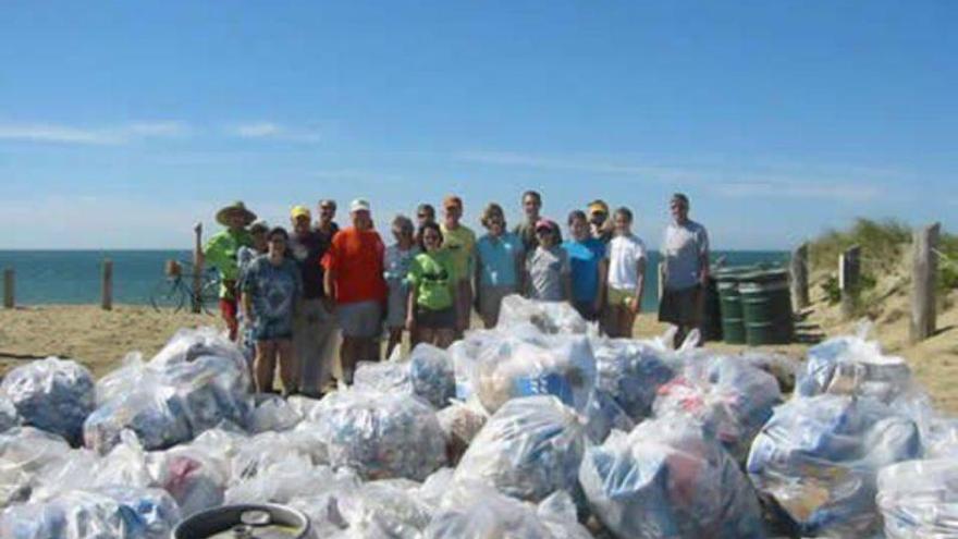 #Trashtag Challenge, el nuevo reto viral que está logrando limpiar la basura de las playas