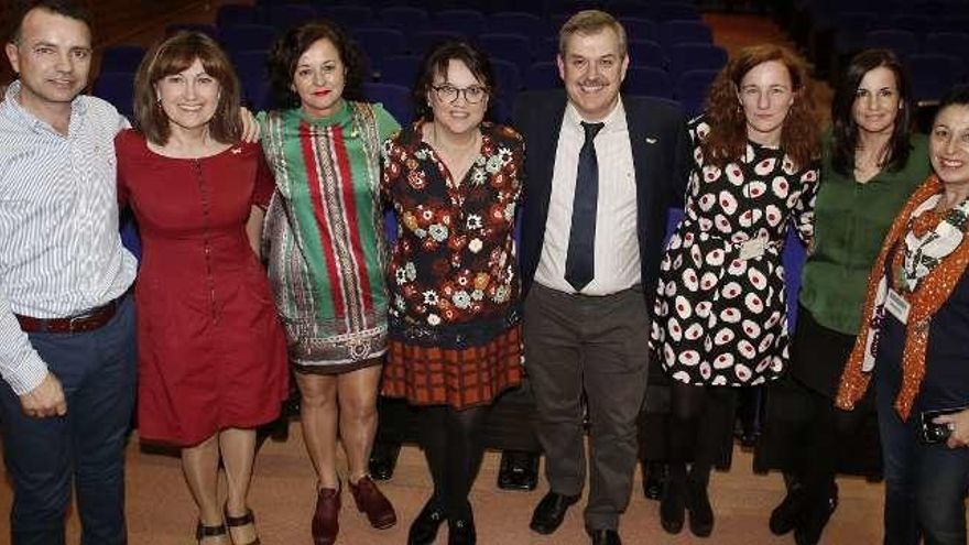 Begoña Martínez y Javier Rodríguez, en el centro, con su equipo.