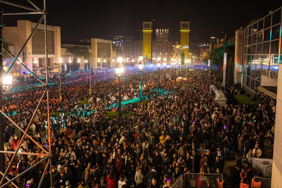 Fiesta para celebrar el paso del 2022 al 2023 junto a la Fuente Mágica de Montjuïc de Barcelona