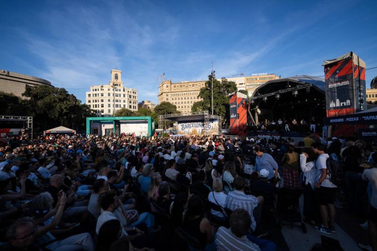 Marin Alsop dirige a la Philharmonia Orchestra de Londres y al Orfeó Català durante el concierto gratuito al aire libre celebrado en la Plaça de Catalunya con motivo del Año Gaudí