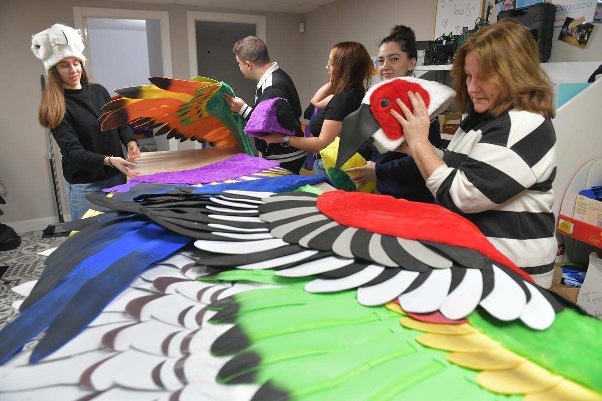 La comparsa Los Chinchetas en su taller de Meicende.