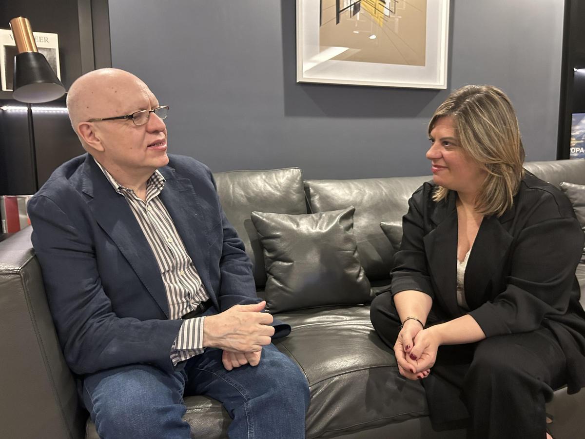 Gimena Llamedo, durante su encuentro con el periodista y escritor asturargentino Jorge Fernández Díaz.