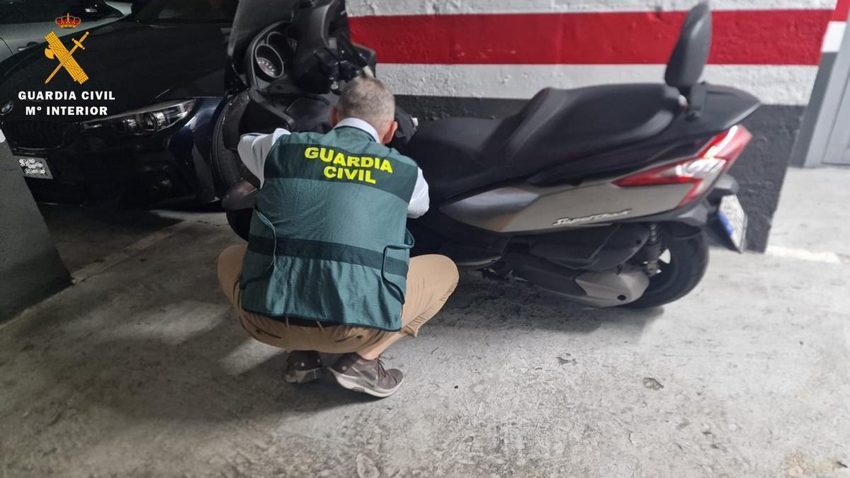 La moto que conducía un ciclomotor sin permiso.