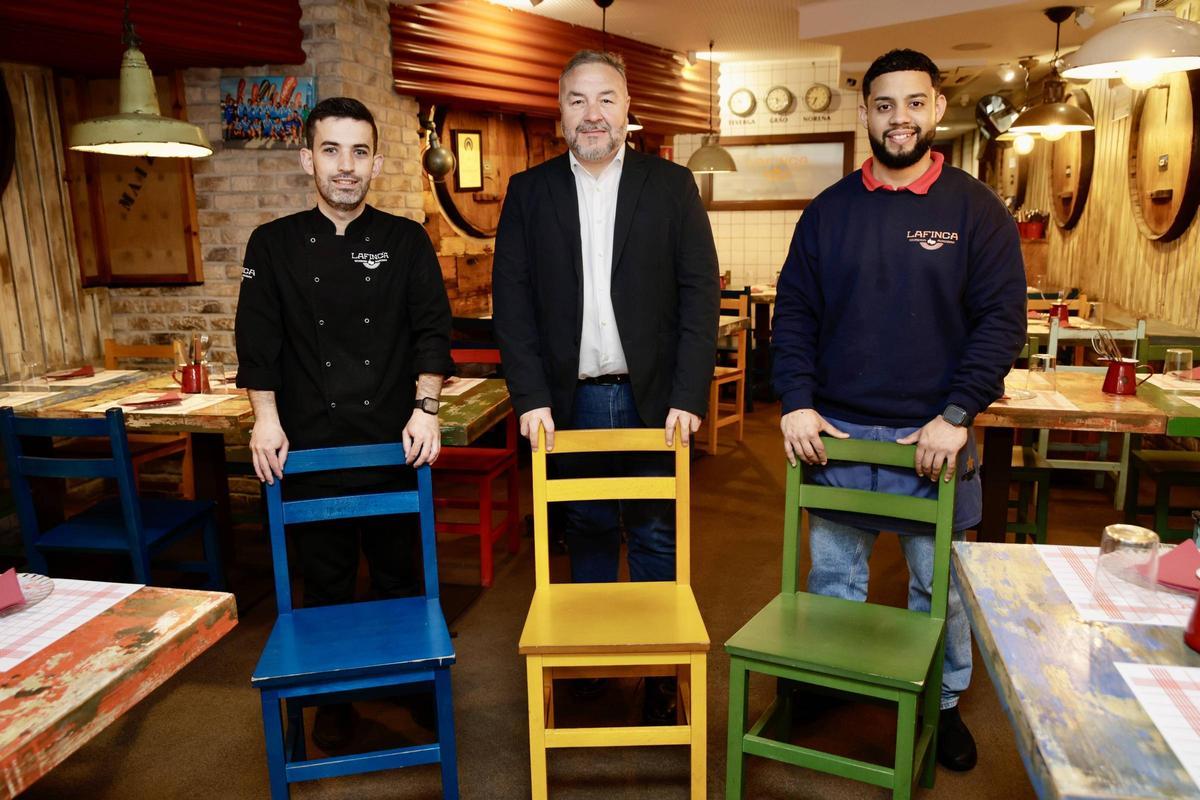 Por la izquierda; el cocinero Pedro Almendro; el propietario, Pedro Caramés, y el responsable del local, Brahyan Morales.