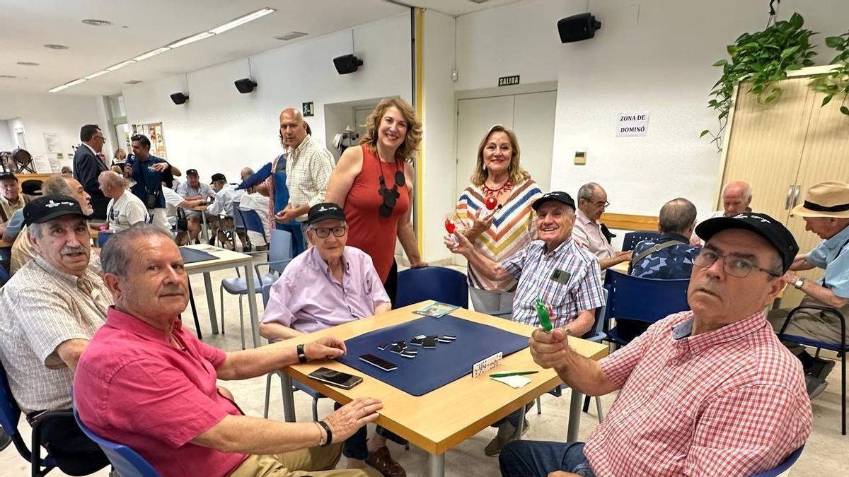 La teniente de alcalde delegada de Mayores, Eva Contador, en el Centro de Participación Activa Antonio Pareja, donde ha presentado la campaña Verano Saludable.