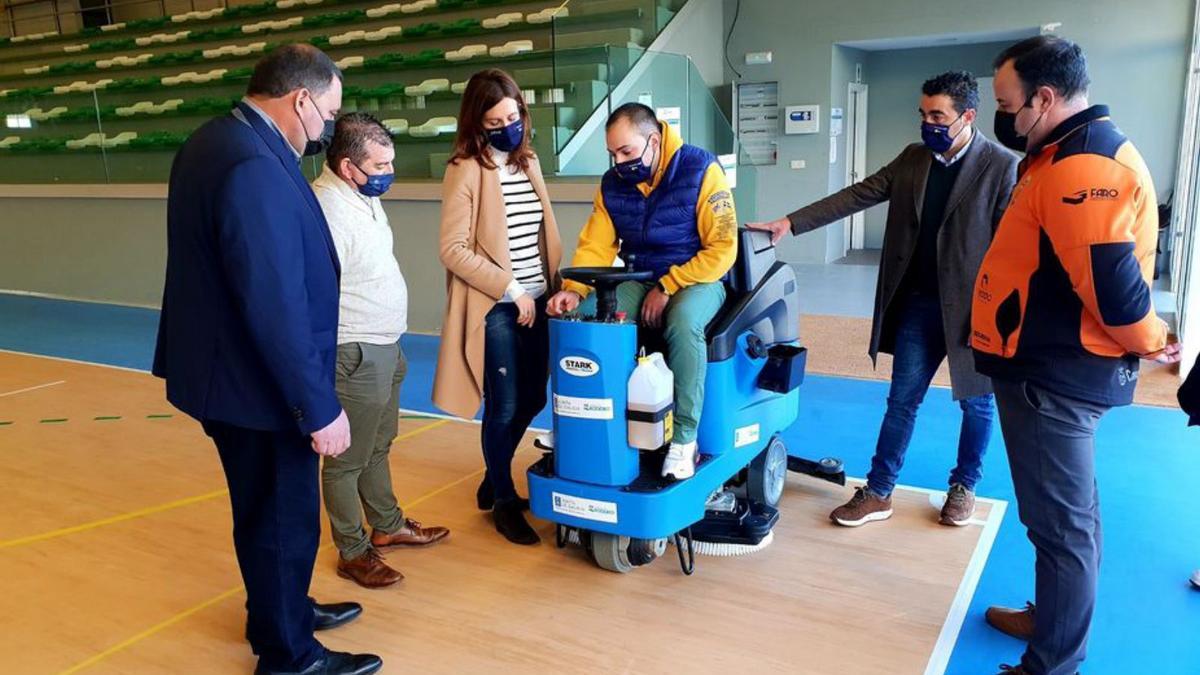 Natalia Prieto y Luis López examinan la fregadora en el pabellón.