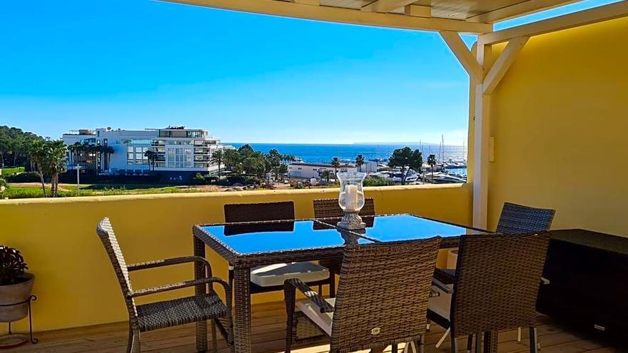Te invitamos a ver dos áticos en La Manga del Mar Menor con terrazas espectaculares y vistas al mar