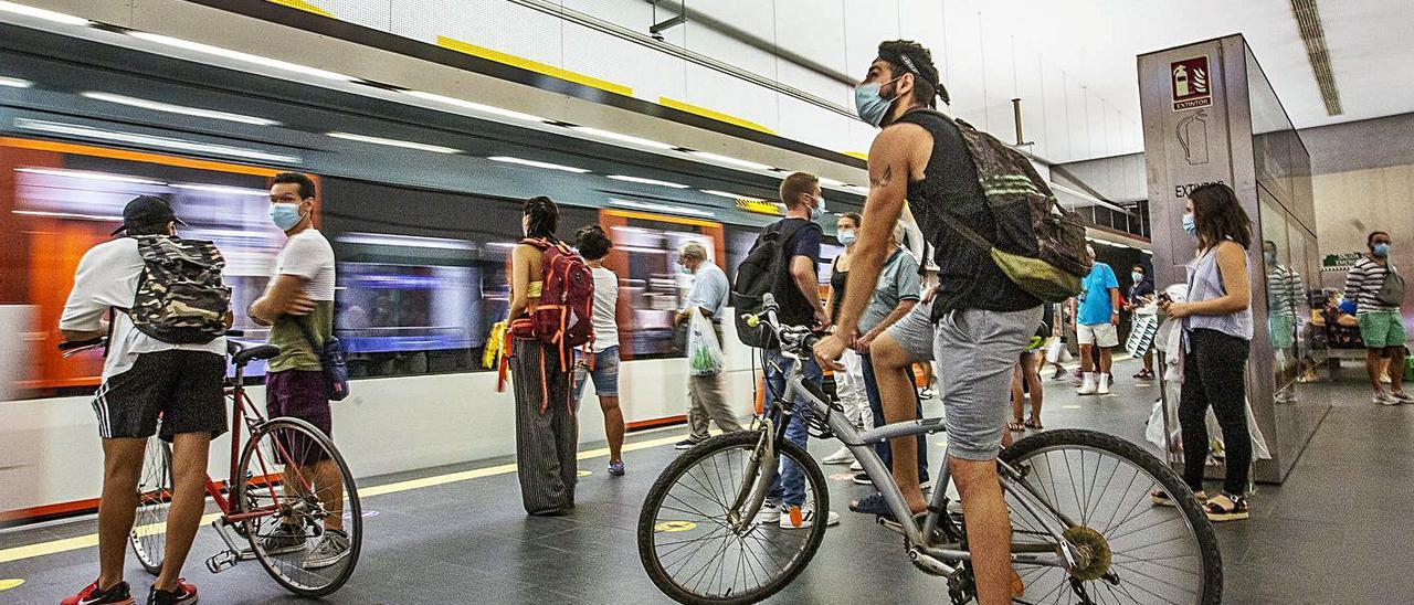 Los usuarios del TRAM viajaron gratis este miércoles por el Día Mundial sin Coche. | ALEX DOMÍNGUEZ