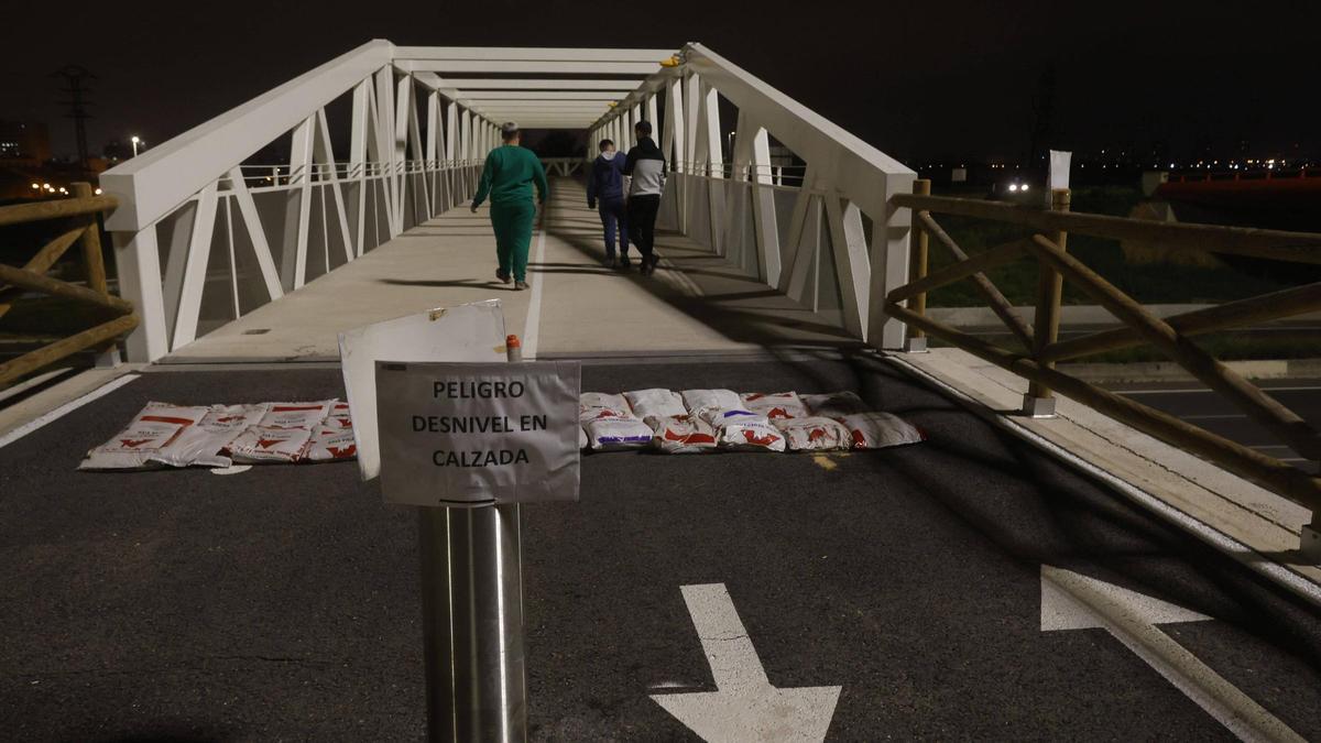 La pasarela ciclopeatonal tiene un socavón en la parte final, ya cerca de Benimàmet.