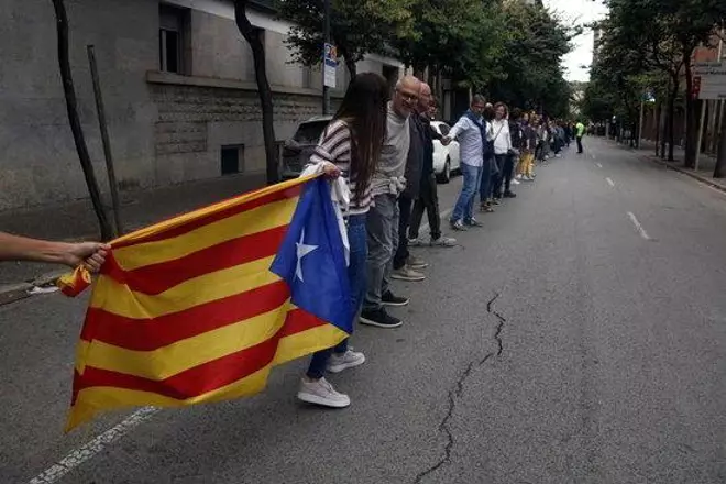 Prop de 15.000 persones participen en la cadena humana per commemorar l'1-O