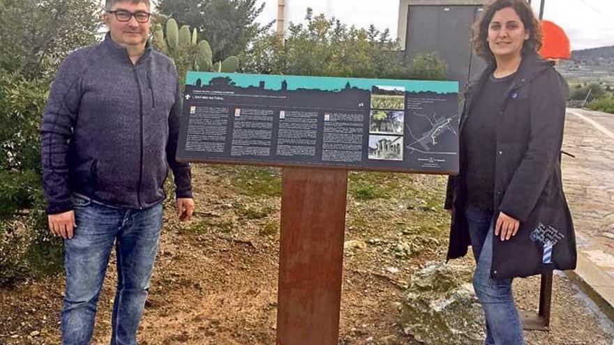 El alcalde Verger y la regidora Martínez, ante un panel.