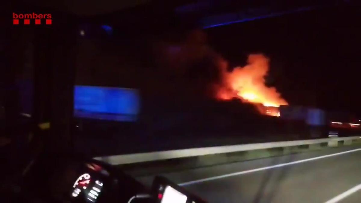 Un incendi esfondra dues naus de la fàbrica de motos Rieju a Girona