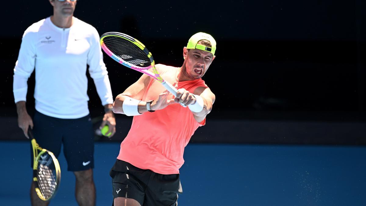 Nadal golpea a la pelota bajo la atenta mirada de Gustavo Marcaccio.