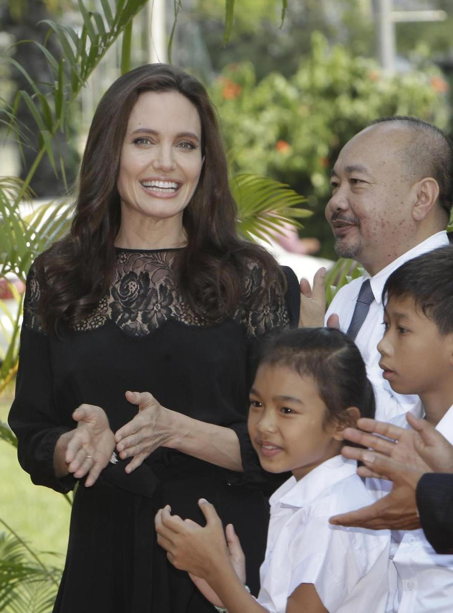Angelina Jolie rodeada de niños en la presentación de su nueva película