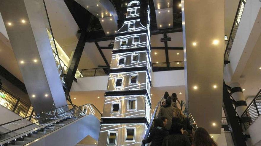 Iluminación de la Torre de Hércules en el interior de Espacio Coruña.