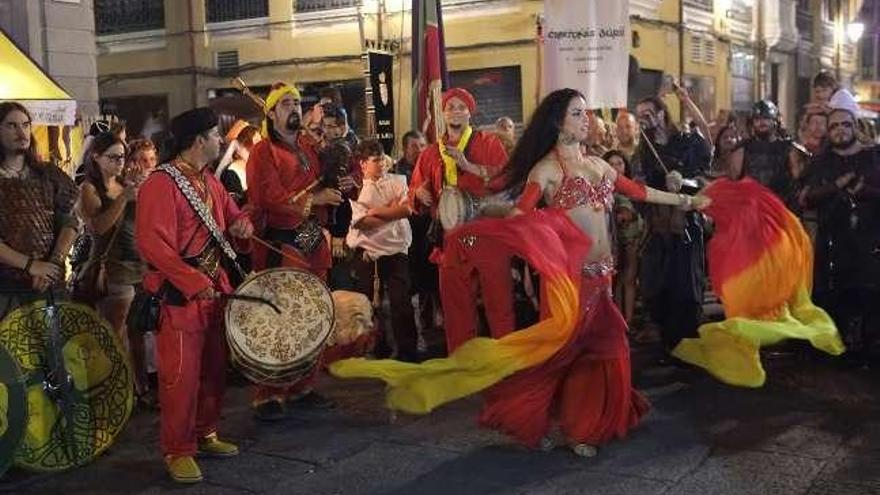 1.- La danza de los siete velos, en la Plaza Mayor. 2.- Los pendones, en alto tras finalizar el desfile. 3.- El público admira a las aves rapaces. 4.- Un gaitero medieval, en plena actuación. 5.- Los visitantes se endulzan el paseo con unos crepes. 6.- Un grupo de música tradicional toca por el casco antiguo 7.- Los bailarines amenizan la noche. 8.- Los dulces, protagonistas de los puestos. 9.- Vista general del mercado.