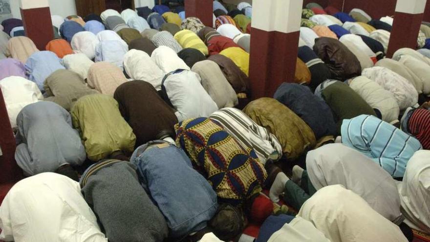 Un grupo de musulmanes reza en la mezquita de A Coruña durante el Ramadán.
