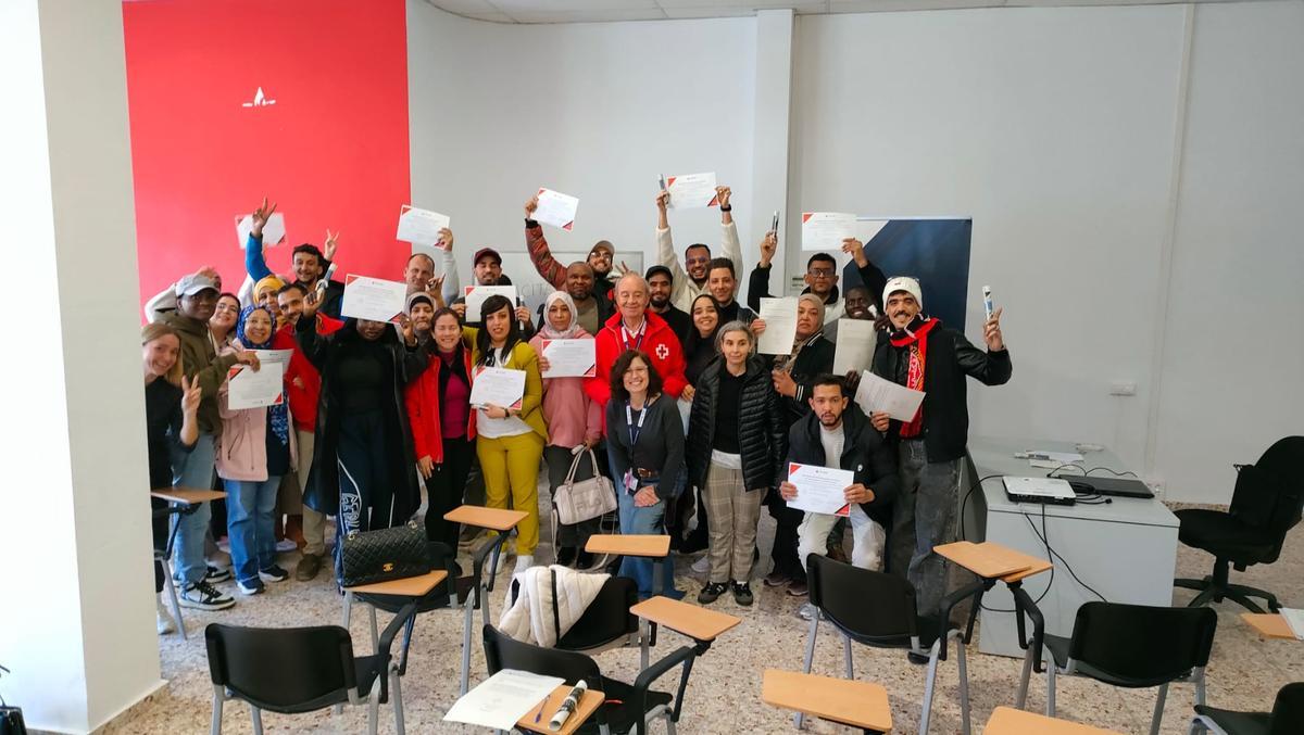 Decenas de alumnos tras completar hace días en Elche la última formación en español de Cruz Roja