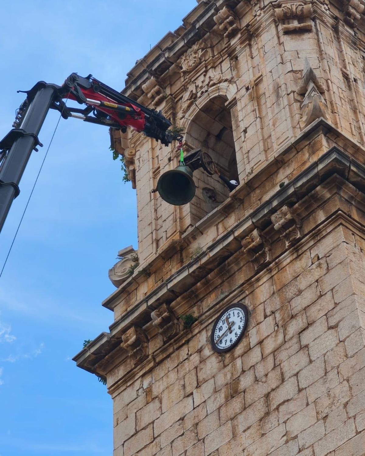 Otra de las imágenes de la retirada de las campanas.