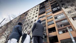 Vecinos de Badalona, ante el edificio incendiado en Sant Roc. 