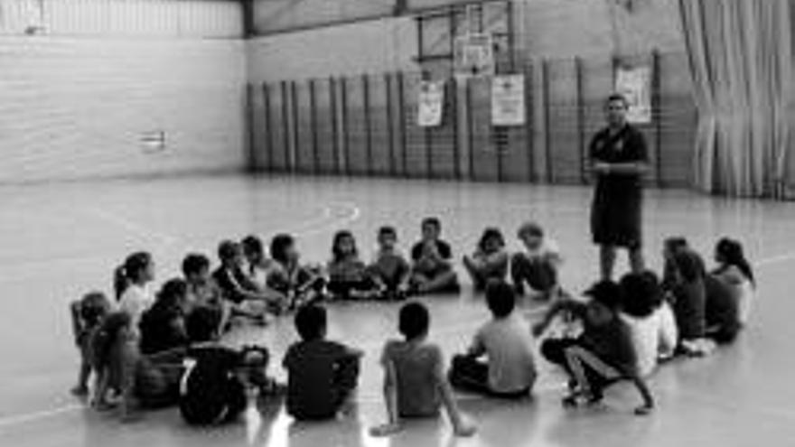 Los escolares se inician en el balonmano