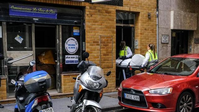 Personal forense traslada el cadáver de uno de los fallecidos en el asesinato de Las Palmas de Gran Canaria.