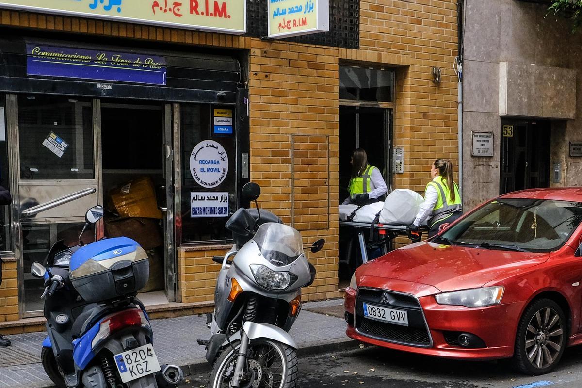 Personal forense traslada el cadáver de uno de los fallecidos en el asesinato de Las Palmas de Gran Canaria.