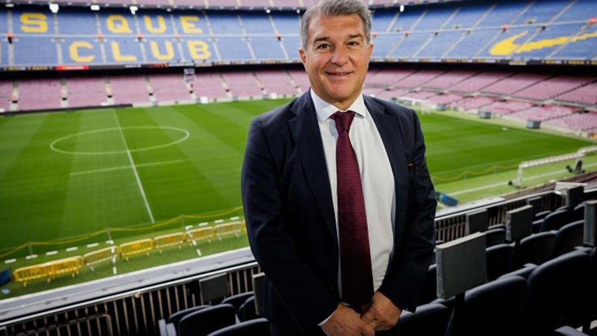 Laporta, en el Camp Nou con el césped homenajeando al día de la Mujer.