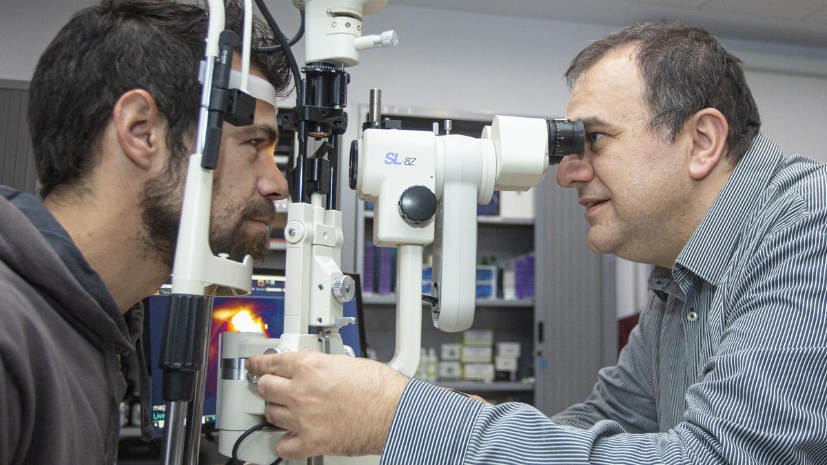 David Piñero este martes en el laboratorio clínico de Óptica, en la Universidad de Alicante