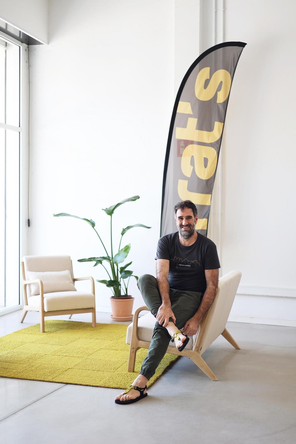 L'impulsor de Rrat's Outdoor, Josep Bacardit, amb les sandàlies