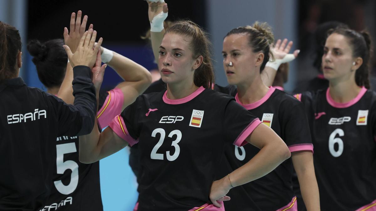 Paula Arcos, con el  '23', tras uno de los partidos de la selección española.