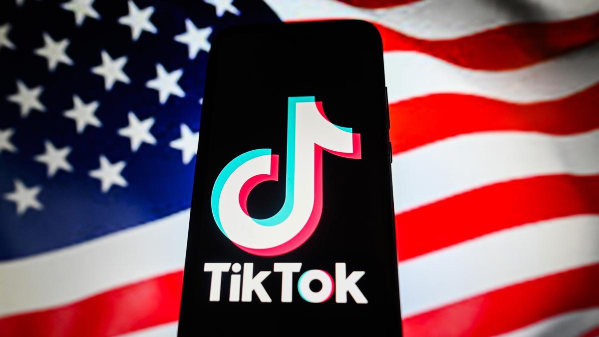 Logotipo de TikTok frente a la bandera de EEUU.