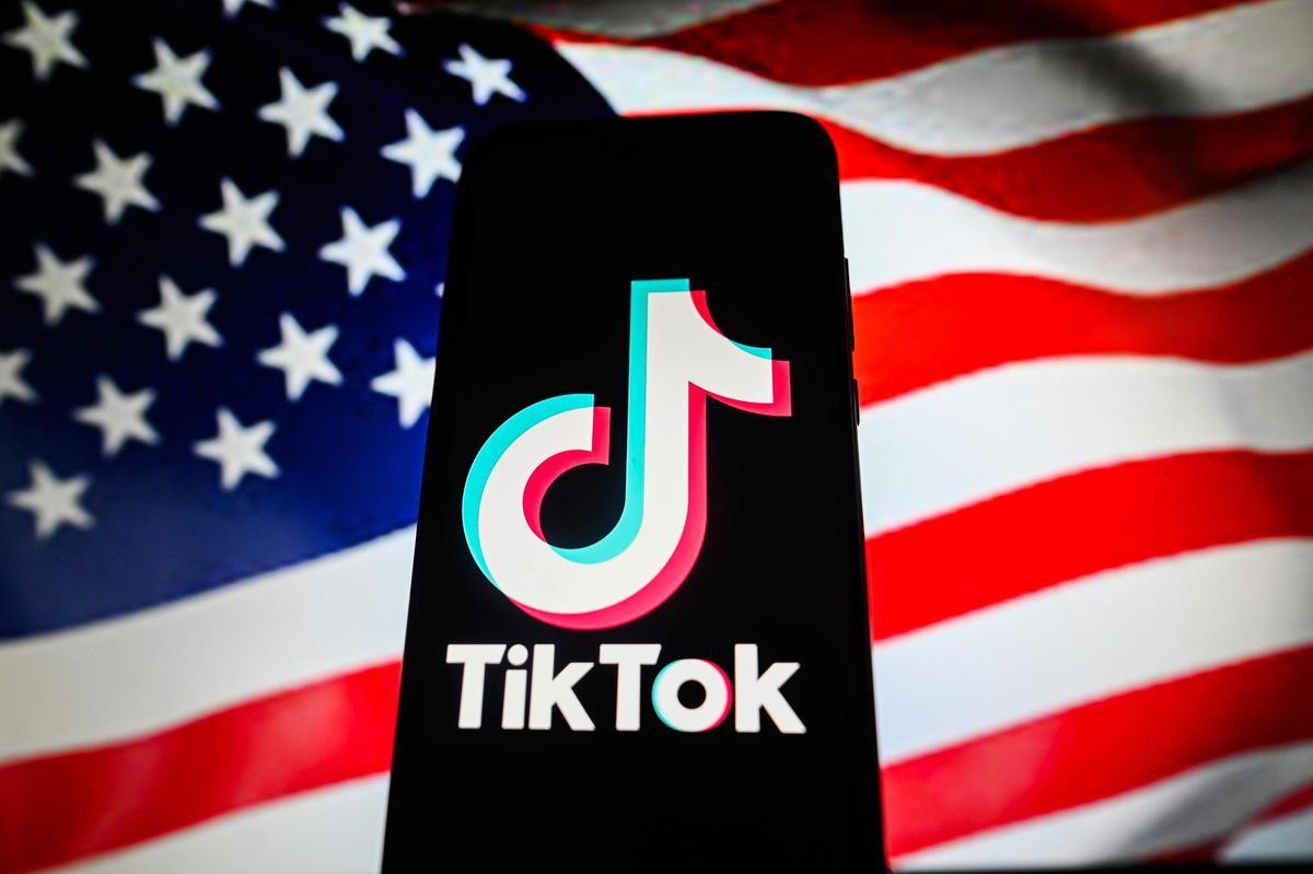 Logotipo de TikTok frente a la bandera de EEUU.
