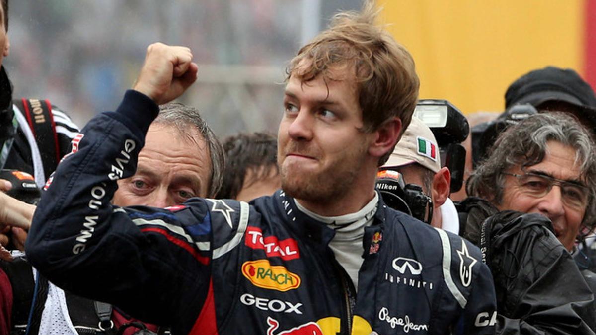 Vettel levanta el brazo en señal de victoria tras proclamarse campeón del mundial 2011/2012
