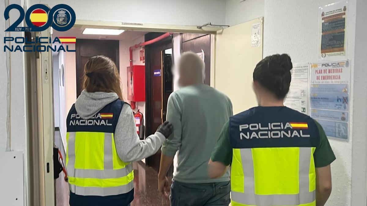 Agentes de la Policía Nacional llevan detenido al presunto empleado desleal por robar dinero y dispositivos electrónicos en la empresa donde trabajaba.