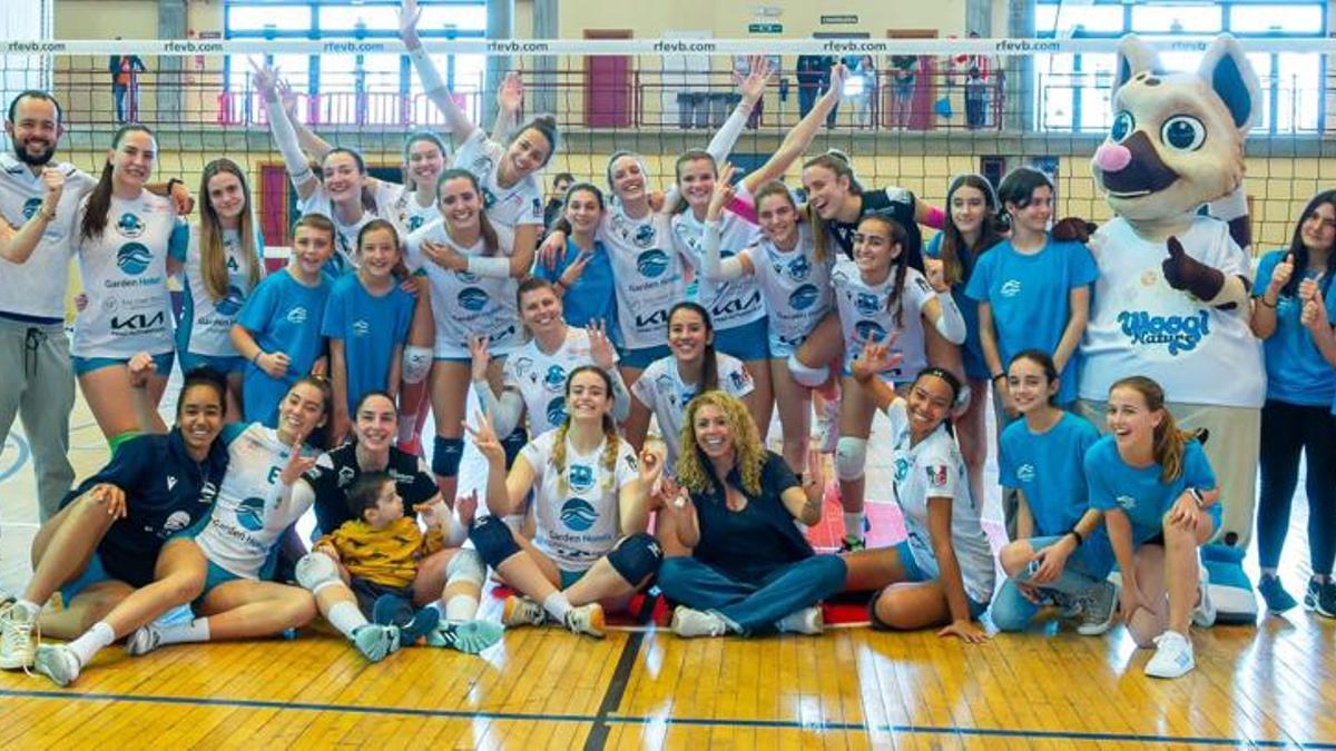 Plantilla, cuerpo técnico, directiva, patrocinadores y jugadoras de los equipos formativos celebraron el importante triunfo en Inca.