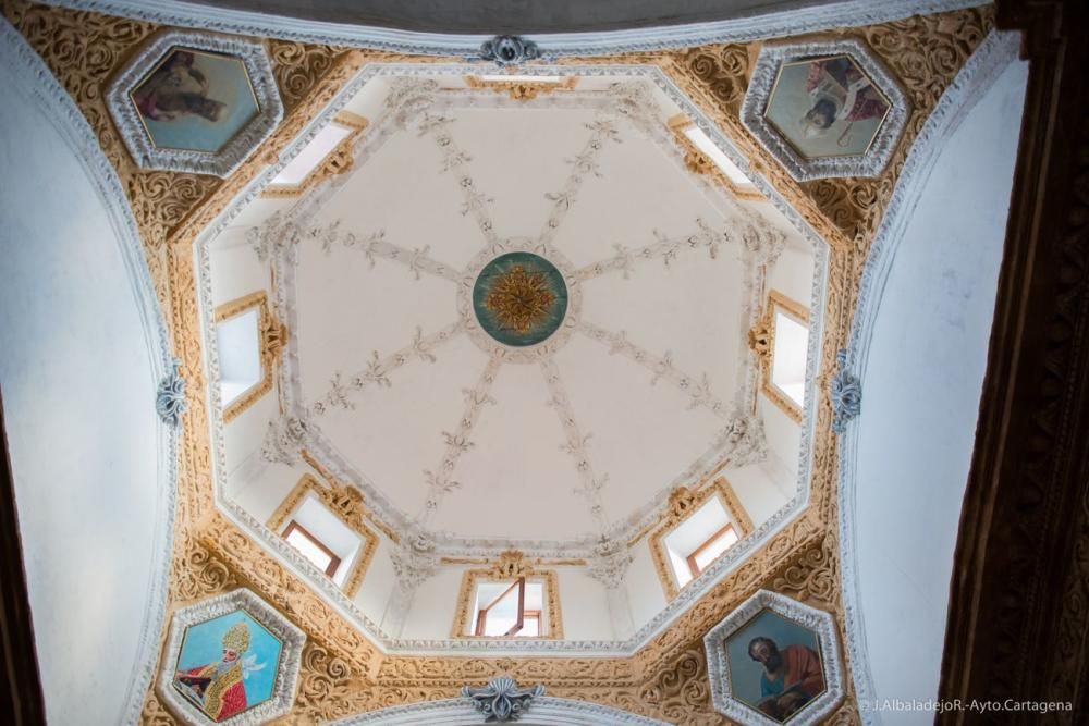 José López, alcalde de Cartagena, visita la Catedral Vieja