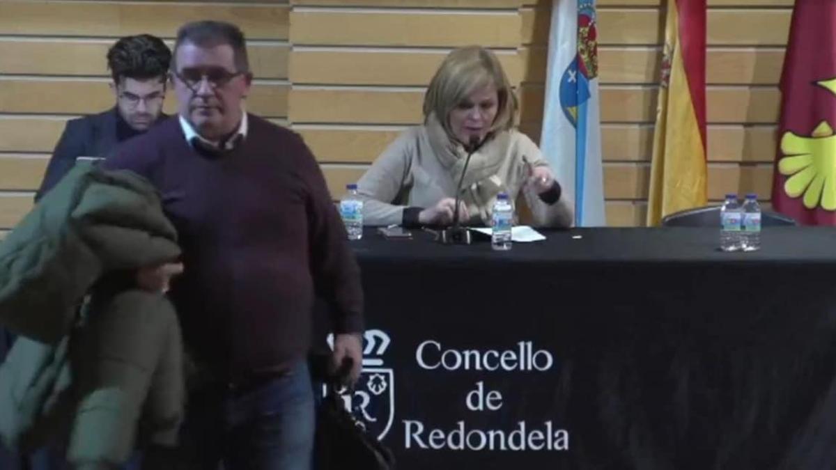 Momento en el que los concejales del PP abandonan el pleno, ayer. / FdV