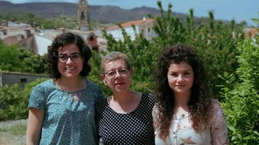 Las dos protagonistas junto a la alcaldesa de Alfafara.