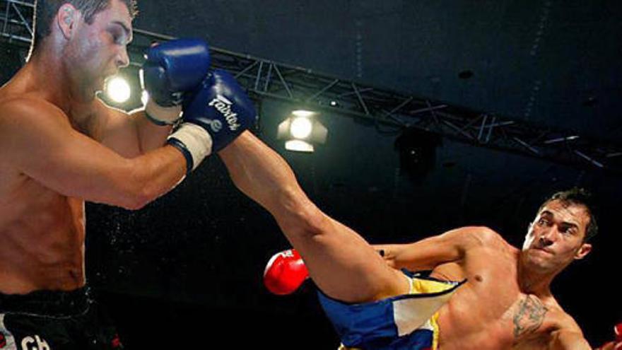 Dos luchadores en un combate de kick boxing