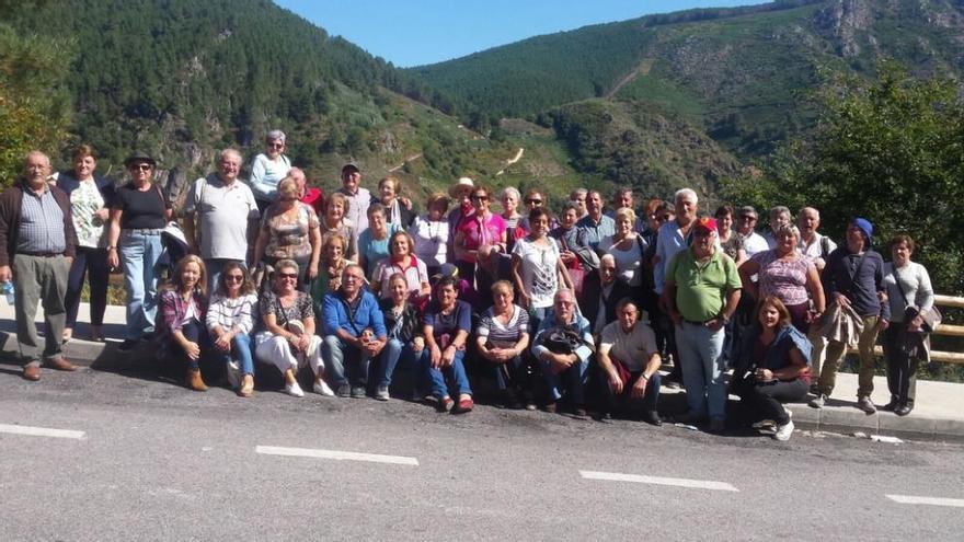 Vecinos de Cerdedo visitan la Ribeira Sacra