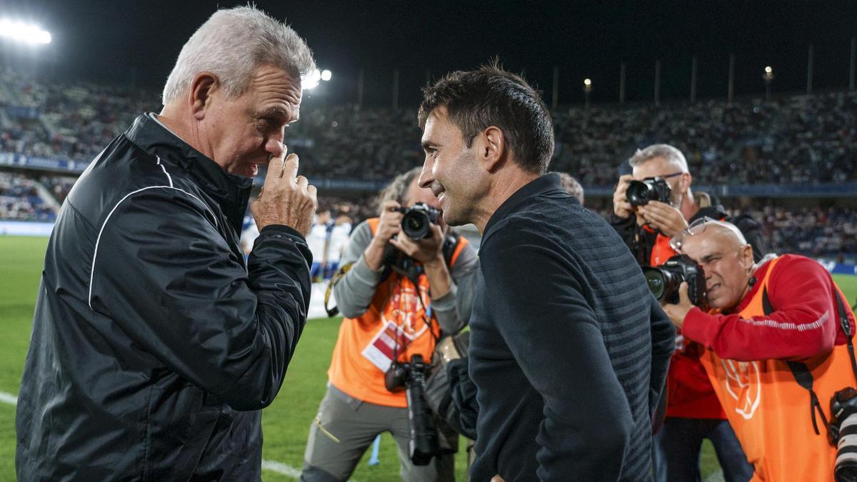 Javier Aguirre saluda al entrenador del Tenerife, Asier Garitano, antes del duelo.