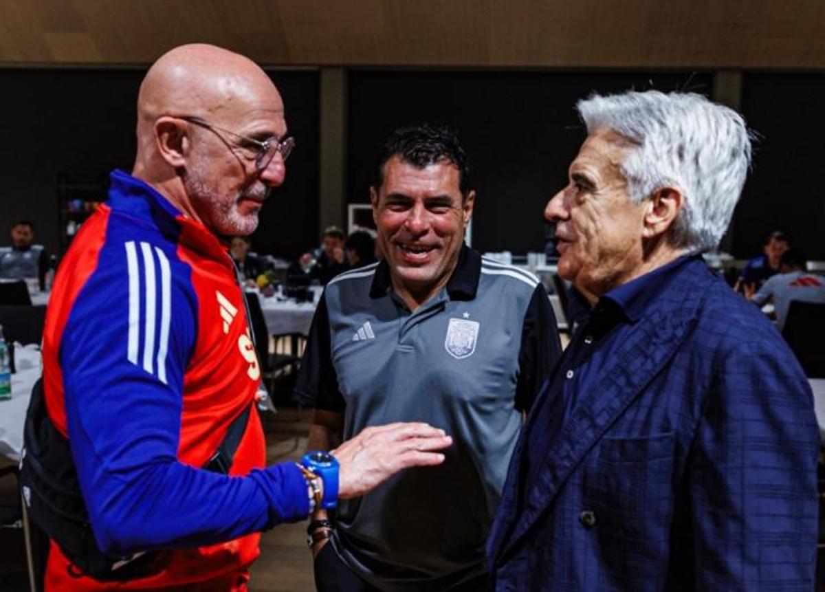 Pedro Rocha saluda a Luis de la Fuente durante su visita relámpago al campamento de la selección