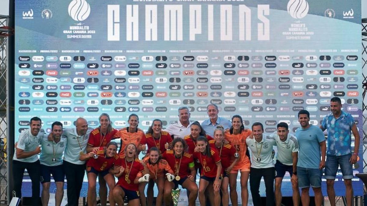 La selección española femenina, con Sara Tui y Andrea Mirón, recoge el título tras ganar el Mundialito en Maspalomas.