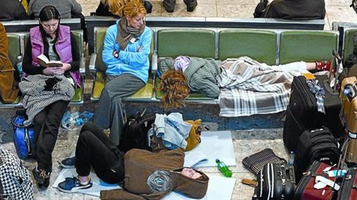 Pasajeros atrapados en la Terminal 3 del aeropuerto londinense de Heathrow, ayer.