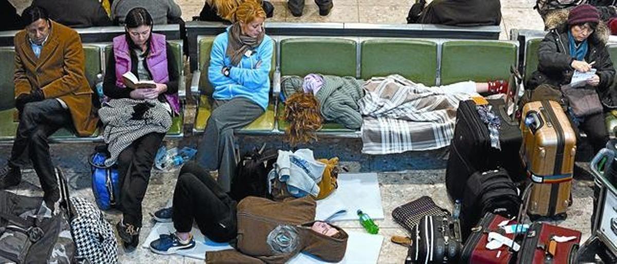 Passatgers atrapats a la terminal 3 de l’aeroport londinenc de Heathrow, ahir. Passatgers atrapats a la terminal 3 de l’aeroport londinenc de Heathrow, ahir.