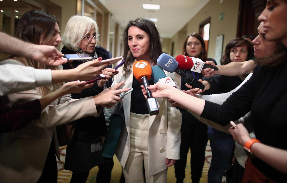 La exministra de Igualdad, Irene Montero, atiende a los medios tras la reunión de Comisión de Igualdad en el Congreso de los Diputados en Madrid, a 24 de febrero de 2020.