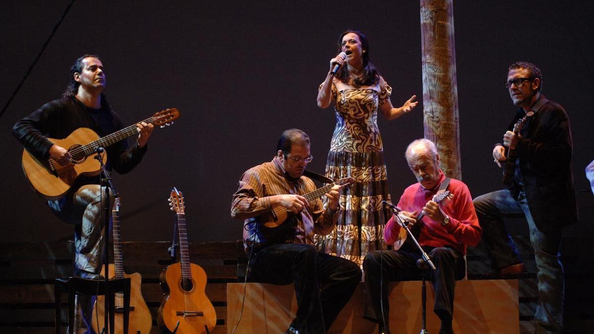 Totoyo Millares toca junto a José Antonio Ramos y el grupo Mestisay durante la actuación ‘La leyenda del timple’.
