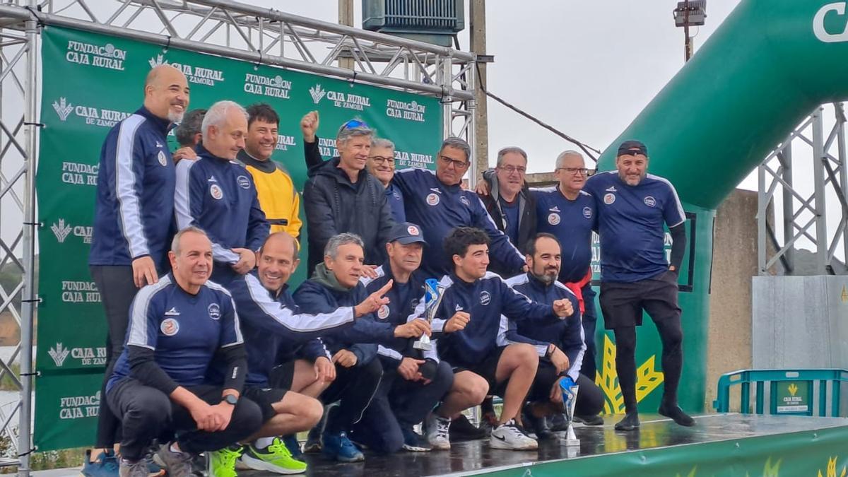 Equipo masculino del Canoa Kayak de Zamora en el podio.